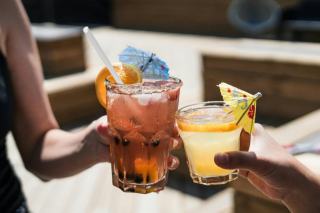 Dîner d’été et cocktails maison : faut-il offrir une bouteille ou un accessoire ?