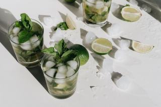 Photo d'illustration : un verre de mojito garni de glace pilée et de menthe
